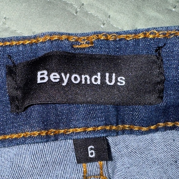Beyond Us Blue stretchy Denim rolled hem cropped Jeans. Size 6. NWT - Picture 9 of 11